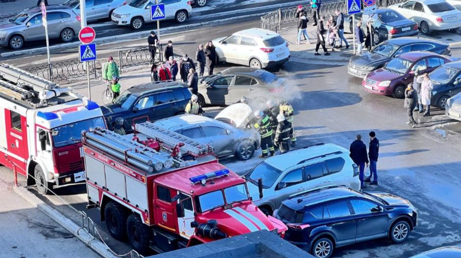 На площади в Мурманске горел автомобиль
